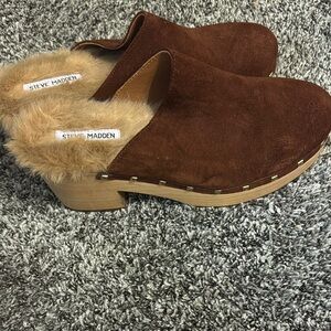 Steve Madden Brown Tan Cozy Clogs